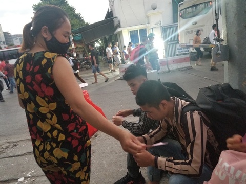 Hoa mắt với cò việc làm ở bến xe - Ảnh 4. Hoa mắt với cò việc làm ở bến xe - Ảnh 4.