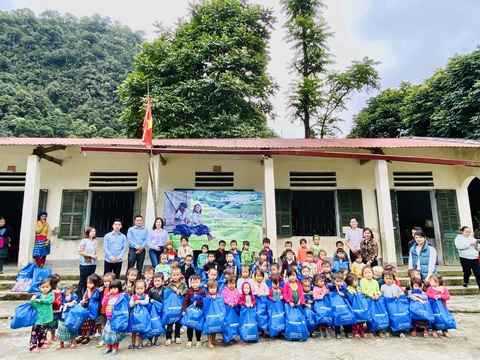 Eximbank tiếp tục hành trình Sống là để yêu thương - Ảnh 2. Eximbank tiếp tục hành trình Sống là để yêu thương - Ảnh 2.