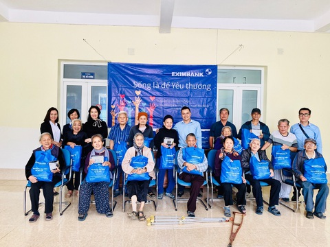 Eximbank tiếp tục hành trình Sống là để yêu thương - Ảnh 1. Eximbank tiếp tục hành trình Sống là để yêu thương - Ảnh 1.
