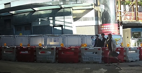 Bốn người Hong Kong chạy vào Tổng lãnh sự quán Mỹ xin tị nạn - Ảnh 1. Bốn người Hong Kong chạy vào Tổng lãnh sự quán Mỹ xin tị nạn - Ảnh 1.