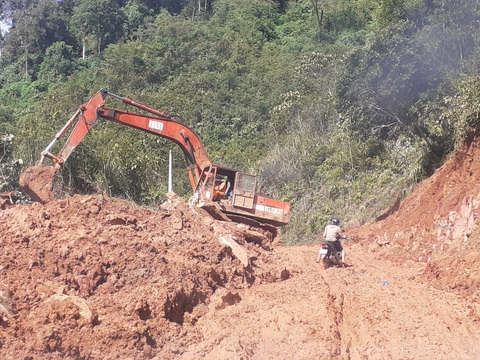 Huy động quân đội lắp cầu tạm đưa dân qua vùng cô lập - Ảnh 4. Huy động quân đội lắp cầu tạm đưa dân qua vùng cô lập - Ảnh 4.