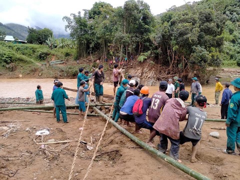 Huy động quân đội lắp cầu tạm đưa dân qua vùng cô lập - Ảnh 2. Huy động quân đội lắp cầu tạm đưa dân qua vùng cô lập - Ảnh 2.
