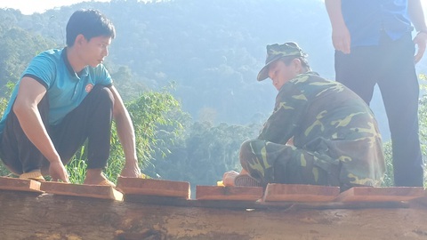 Huy động quân đội lắp cầu tạm đưa dân qua vùng cô lập - Ảnh 3. Huy động quân đội lắp cầu tạm đưa dân qua vùng cô lập - Ảnh 3.