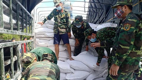 Gạo cứu đói tiếp tế cho dân vùng lũ trước bão số 9 - Ảnh 2. Gạo cứu đói tiếp tế cho dân vùng lũ trước bão số 9 - Ảnh 2.