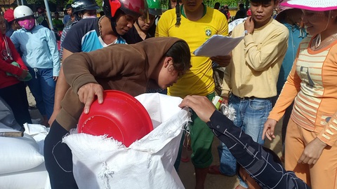 Gạo cứu đói tiếp tế cho dân vùng lũ trước bão số 9 - Ảnh 4. Gạo cứu đói tiếp tế cho dân vùng lũ trước bão số 9 - Ảnh 4.