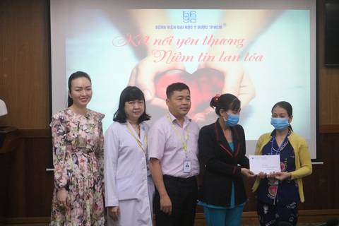 Nhận quyên góp hơn 126 triệu đồng, tặng lại người cùng cảnh ngộ, cứu trợ lũ lụt - Ảnh 3. Nhận quyên góp hơn 126 triệu đồng, tặng lại người cùng cảnh ngộ, cứu trợ lũ lụt - Ảnh 3.