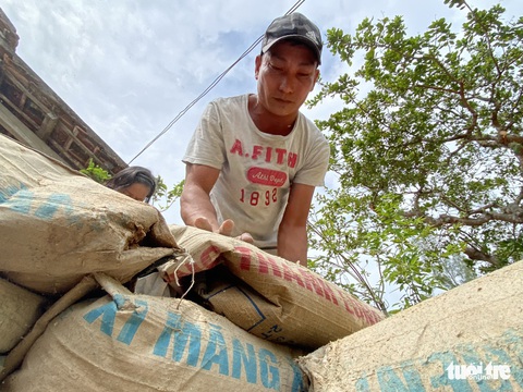 Người dân ven biển đào hầm tránh bão số 9 - Ảnh 4. Người dân ven biển đào hầm tránh bão số 9 - Ảnh 4.