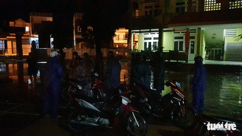 Lực lượng chức năng đội mưa tìm bé trai lạc trước giờ bão đổ bộ - Ảnh 3. Lực lượng chức năng đội mưa tìm bé trai lạc trước giờ bão đổ bộ - Ảnh 3.