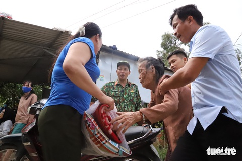 Khẩn cấp di dời dân nơi tâm bão số 9 hướng vào - Ảnh 3. Khẩn cấp di dời dân nơi tâm bão số 9 hướng vào - Ảnh 3.