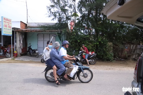 Khẩn cấp di dời dân nơi tâm bão số 9 hướng vào - Ảnh 2. Khẩn cấp di dời dân nơi tâm bão số 9 hướng vào - Ảnh 2.
