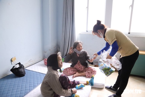 Mở cửa đón dân vào tránh bão số 9: Bà ơi, con gửi sữa ạ! - Ảnh 4. Mở cửa đón dân vào tránh bão số 9: Bà ơi, con gửi sữa ạ! - Ảnh 4.