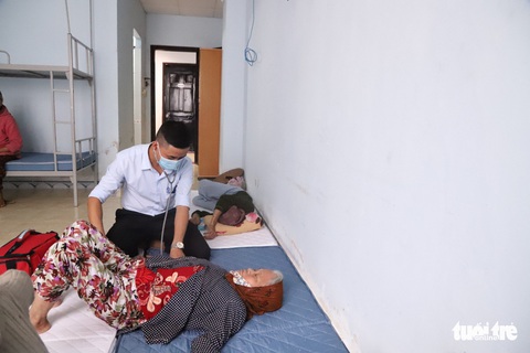 Mở cửa đón dân vào tránh bão số 9: Bà ơi, con gửi sữa ạ! - Ảnh 5. Mở cửa đón dân vào tránh bão số 9: Bà ơi, con gửi sữa ạ! - Ảnh 5.