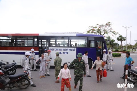 Mở cửa đón dân vào tránh bão số 9: Bà ơi, con gửi sữa ạ! - Ảnh 3. Mở cửa đón dân vào tránh bão số 9: Bà ơi, con gửi sữa ạ! - Ảnh 3.