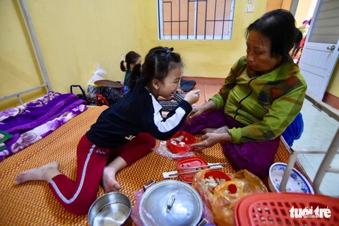 Mở cửa đón dân vào tránh bão số 9: Bà ơi, con gửi sữa ạ! - Ảnh 6. Mở cửa đón dân vào tránh bão số 9: Bà ơi, con gửi sữa ạ! - Ảnh 6.