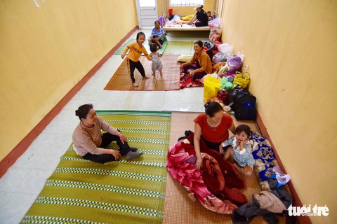 Mở cửa đón dân vào tránh bão số 9: Bà ơi, con gửi sữa ạ! - Ảnh 8. Mở cửa đón dân vào tránh bão số 9: Bà ơi, con gửi sữa ạ! - Ảnh 8.