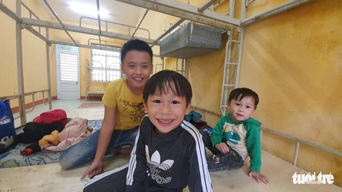 Mở cửa đón dân vào tránh bão số 9: Bà ơi, con gửi sữa ạ! - Ảnh 2. Mở cửa đón dân vào tránh bão số 9: Bà ơi, con gửi sữa ạ! - Ảnh 2.