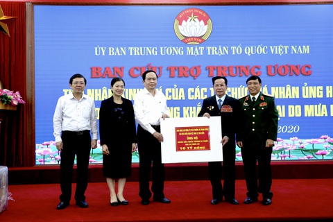 Anh hùng lao động Lê Văn Kiểm và gia đình ủng hộ bà con miền Trung 31,8 tỉ - Ảnh 1. Anh hùng lao động Lê Văn Kiểm và gia đình ủng hộ bà con miền Trung 31,8 tỉ - Ảnh 1.