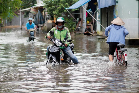 Không mưa vẫn về nhà không được, phải thuê khách sạn ngủ - Ảnh 3. Không mưa vẫn về nhà không được, phải thuê khách sạn ngủ - Ảnh 3.