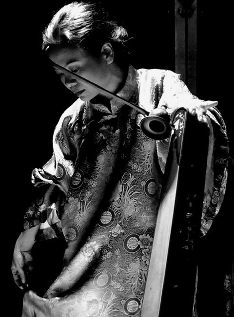 Nghệ sĩ Trí Minh, Ngô Trà My ‘song đôi’ biểu diễn vì miền Trung - Ảnh 2. Nghệ sĩ Trí Minh, Ngô Trà My ‘song đôi’ biểu diễn vì miền Trung - Ảnh 2.