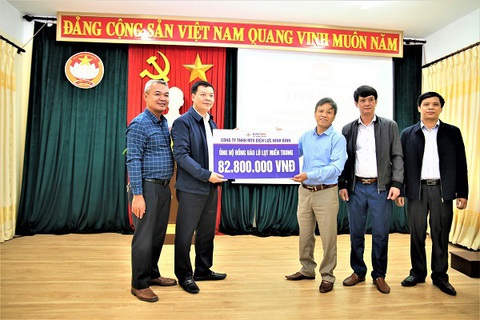 EVNNPC ủng hộ 4,7 tỉ đồng khắc phục hậu quả bão lũ Miền Trung - Ảnh 3. EVNNPC ủng hộ 4,7 tỉ đồng khắc phục hậu quả bão lũ Miền Trung - Ảnh 3.