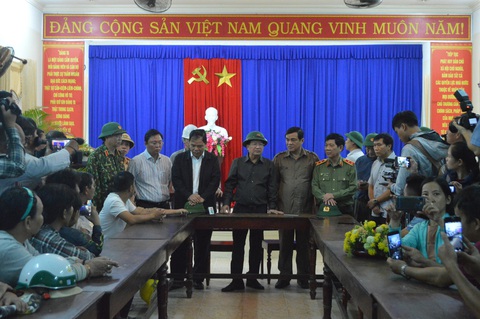 Phó thủ tướng Trịnh Đình Dũng: Quân đội, công an sẵn sàng đợi lệnh - Ảnh 2. Phó thủ tướng Trịnh Đình Dũng: Quân đội, công an sẵn sàng đợi lệnh - Ảnh 2.