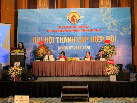 Một ngày, ra mắt 2 hiệp hội nước mắm - Ảnh 1. Một ngày, ra mắt 2 hiệp hội nước mắm - Ảnh 1.
