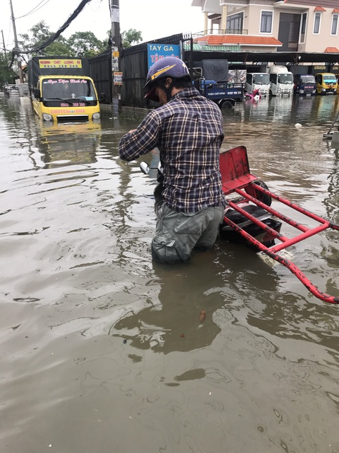 Không mưa vẫn về nhà không được, phải thuê khách sạn ngủ - Ảnh 2. Không mưa vẫn về nhà không được, phải thuê khách sạn ngủ - Ảnh 2.