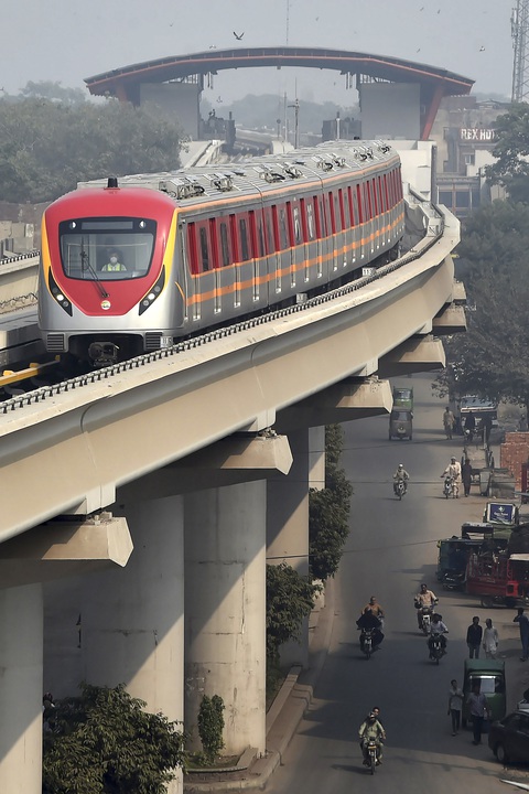 Dân Pakistan lần đầu được đi metro do Trung Quốc xây dựng - Ảnh 4. Dân Pakistan lần đầu được đi metro do Trung Quốc xây dựng - Ảnh 4.