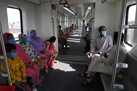 Dân Pakistan lần đầu được đi metro do Trung Quốc xây dựng - Ảnh 5. Dân Pakistan lần đầu được đi metro do Trung Quốc xây dựng - Ảnh 5.