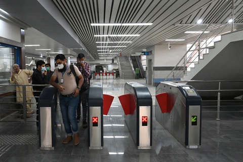 Dân Pakistan lần đầu được đi metro do Trung Quốc xây dựng - Ảnh 3. Dân Pakistan lần đầu được đi metro do Trung Quốc xây dựng - Ảnh 3.