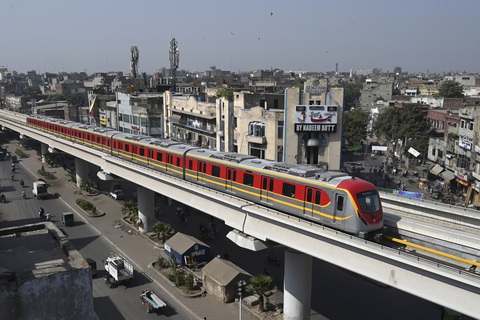 Dân Pakistan lần đầu được đi metro do Trung Quốc xây dựng - Ảnh 1. Dân Pakistan lần đầu được đi metro do Trung Quốc xây dựng - Ảnh 1.