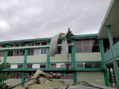 Bệnh viện Đa khoa Quảng Nam bị tốc mái, di dời gần 50 bệnh nhân - Ảnh 1. Bệnh viện Đa khoa Quảng Nam bị tốc mái, di dời gần 50 bệnh nhân - Ảnh 1.