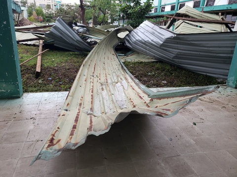 Bệnh viện Đa khoa Quảng Nam bị tốc mái, di dời gần 50 bệnh nhân - Ảnh 3. Bệnh viện Đa khoa Quảng Nam bị tốc mái, di dời gần 50 bệnh nhân - Ảnh 3.