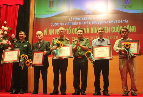 Nữ đại úy 8X người Tày giành 2 giải A cuộc thi viết văn về đề tài vì an ninh Tổ quốc - Ảnh 3. Nữ đại úy 8X người Tày giành 2 giải A cuộc thi viết văn về đề tài vì an ninh Tổ quốc - Ảnh 3.