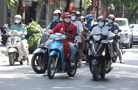 Hà Nội xử phạt không đeo khẩu trang ở chợ, siêu thị, công viên, vườn hoa, bến xe - Ảnh 1. Hà Nội xử phạt không đeo khẩu trang ở chợ, siêu thị, công viên, vườn hoa, bến xe - Ảnh 1.