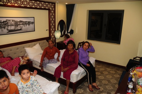 Dân Hội An vào trú bão trong… villa, resort: Cứ ở thoải mái, bão tan biển yên hẵng về - Ảnh 1. Dân Hội An vào trú bão trong… villa, resort: Cứ ở thoải mái, bão tan biển yên hẵng về - Ảnh 1.