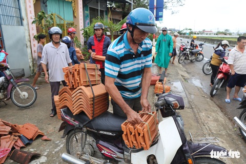 Nhà dân, cây xanh, cột điện... ven quốc lộ 1 xơ xác sau bão số 9 - Ảnh 11. Nhà dân, cây xanh, cột điện... ven quốc lộ 1 xơ xác sau bão số 9 - Ảnh 11.