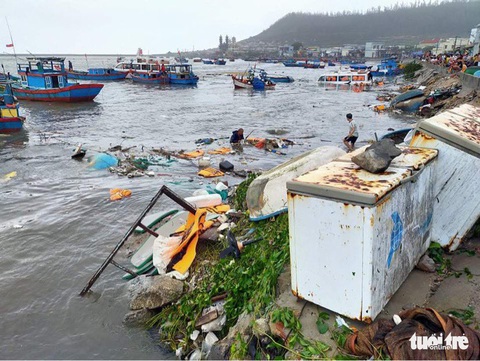 Lý Sơn tan hoang nhà cửa, hàng loạt tàu thuyền bị đánh chìm - Ảnh 5. Lý Sơn tan hoang nhà cửa, hàng loạt tàu thuyền bị đánh chìm - Ảnh 5.