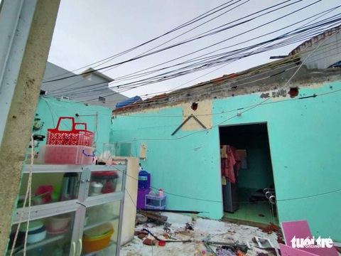 Lý Sơn tan hoang nhà cửa, hàng loạt tàu thuyền bị đánh chìm - Ảnh 6. Lý Sơn tan hoang nhà cửa, hàng loạt tàu thuyền bị đánh chìm - Ảnh 6.