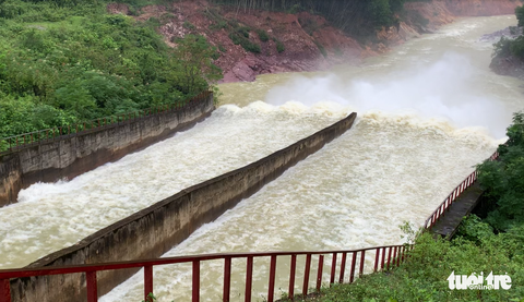 Liều mình săn cá ‘khủng’ dưới chân hồ Kẻ Gỗ - Ảnh 3. Liều mình săn cá ‘khủng’ dưới chân hồ Kẻ Gỗ - Ảnh 3.
