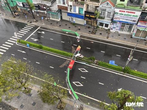 Bão vô Quảng Ngãi: Cổng chào bằng thép, cây xanh ngã đổ - Ảnh 6. Bão vô Quảng Ngãi: Cổng chào bằng thép, cây xanh ngã đổ - Ảnh 6.