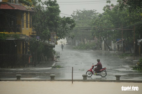 Nước biển tràn vào Cù Lao Chàm, phố cổ Hội An run rẩy trong bão - Ảnh 2. Nước biển tràn vào Cù Lao Chàm, phố cổ Hội An run rẩy trong bão - Ảnh 2.