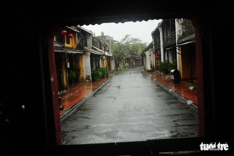 Nước biển tràn vào Cù Lao Chàm, phố cổ Hội An run rẩy trong bão - Ảnh 3. Nước biển tràn vào Cù Lao Chàm, phố cổ Hội An run rẩy trong bão - Ảnh 3.