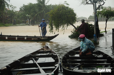 Nước biển tràn vào Cù Lao Chàm, phố cổ Hội An run rẩy trong bão - Ảnh 4. Nước biển tràn vào Cù Lao Chàm, phố cổ Hội An run rẩy trong bão - Ảnh 4.