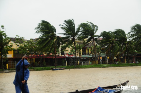 Nước biển tràn vào Cù Lao Chàm, phố cổ Hội An run rẩy trong bão - Ảnh 5. Nước biển tràn vào Cù Lao Chàm, phố cổ Hội An run rẩy trong bão - Ảnh 5.