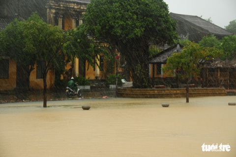 Nước biển tràn vào Cù Lao Chàm, phố cổ Hội An run rẩy trong bão - Ảnh 7. Nước biển tràn vào Cù Lao Chàm, phố cổ Hội An run rẩy trong bão - Ảnh 7.
