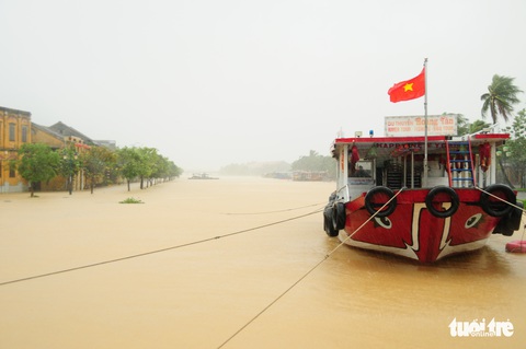 Nước biển tràn vào Cù Lao Chàm, phố cổ Hội An run rẩy trong bão - Ảnh 9. Nước biển tràn vào Cù Lao Chàm, phố cổ Hội An run rẩy trong bão - Ảnh 9.