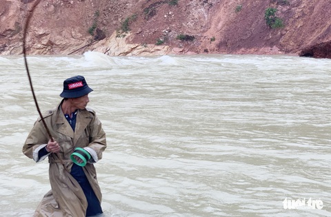 Liều mình săn cá ‘khủng’ dưới chân hồ Kẻ Gỗ - Ảnh 8. Liều mình săn cá ‘khủng’ dưới chân hồ Kẻ Gỗ - Ảnh 8.