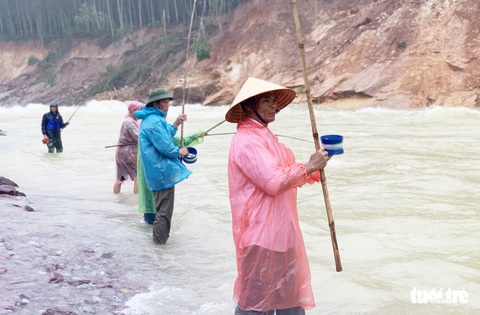 Liều mình săn cá ‘khủng’ dưới chân hồ Kẻ Gỗ - Ảnh 5. Liều mình săn cá ‘khủng’ dưới chân hồ Kẻ Gỗ - Ảnh 5.