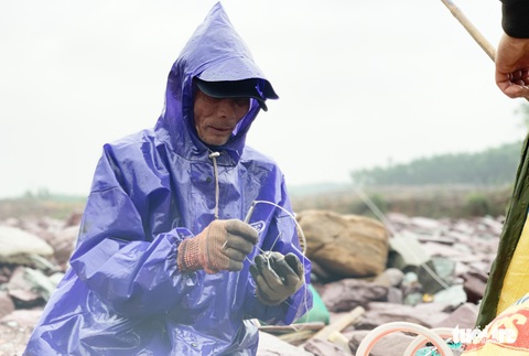Liều mình săn cá ‘khủng’ dưới chân hồ Kẻ Gỗ - Ảnh 6. Liều mình săn cá ‘khủng’ dưới chân hồ Kẻ Gỗ - Ảnh 6.
